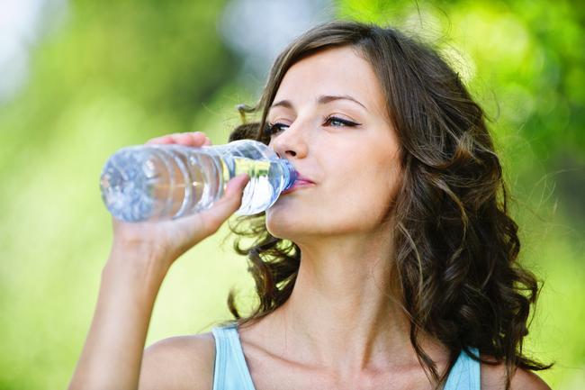 Boire au moins 1,5 litres d'eau par jour pour prévenir les cystites